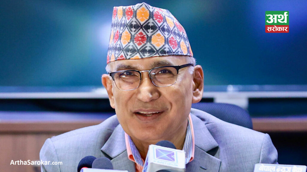 अर्थमन्त्रीलाई सञ्चारकर्मीको प्रश्न- ‘ऋणमाथि ऋण थपेर देशलाई लिलाम गर्ने योजना हो ?’ 