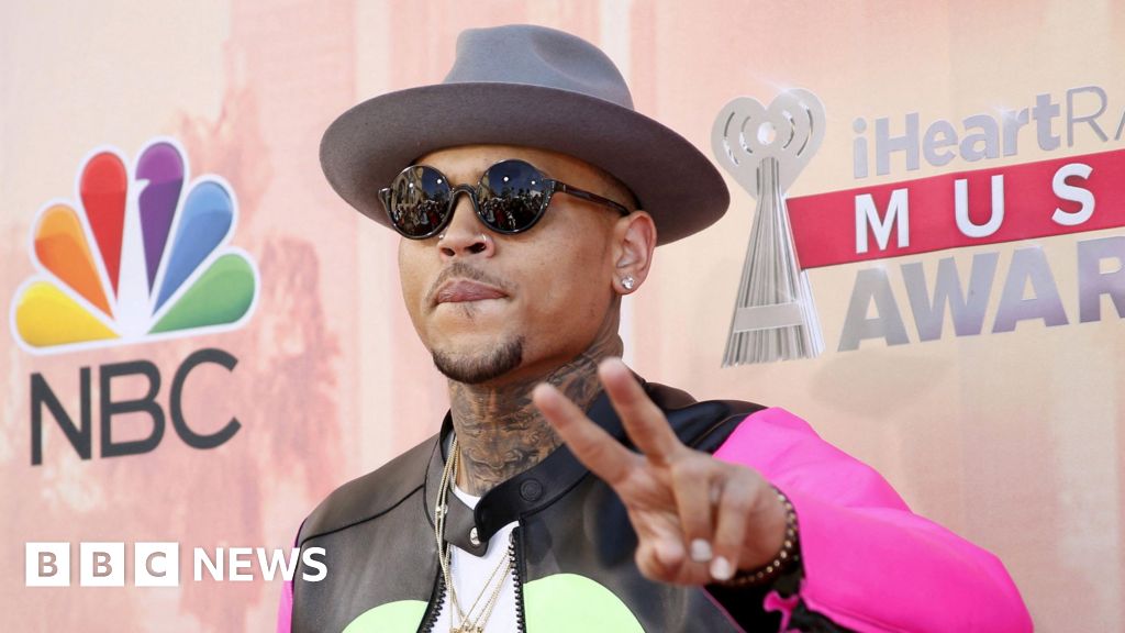 R&B star in court accused of nightclub bottle attack